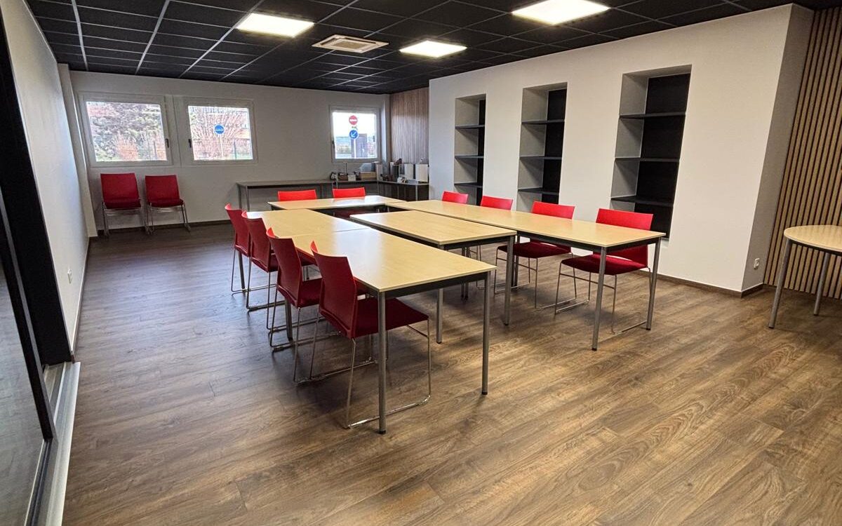 R&eacute;novation d&rsquo;une salle de r&eacute;union dans un showroom / local commercial &agrave; Sausheim, secteur Mulhouse : un projet professionnel cl&eacute; en main Riedisheim